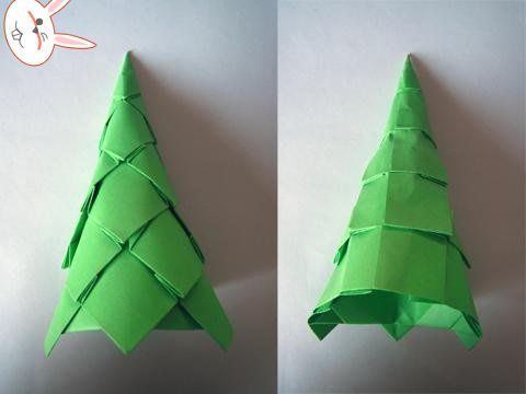 第十三步就是将已经制作好的基本模型卷成威廉希尔公司官网
折纸圣诞树的基础结构，从而方便后面的继续加工和深入雕琢