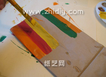 第一步是对纸袋用不同颜色的彩笔进行处理，目的是让纸袋具有不同的颜色，从而通过剪裁之后简单的获得火鸡的羽毛和尾巴
