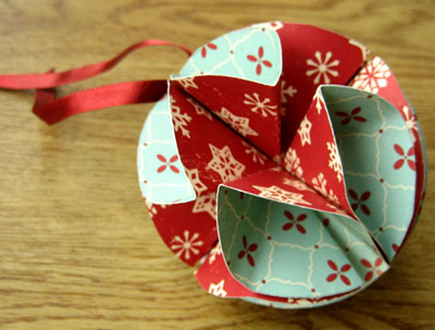 威廉希尔公司官网
制作的圣诞节圣诞纸艺小球吊饰非常适合布置圣诞树和增添圣诞气氛