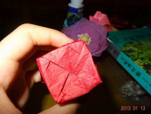 随着折纸玫瑰图解威廉希尔中国官网
的丰富也可以让折纸玫瑰花学习者有更多新鲜的尝试