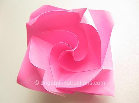 最后自然是对威廉希尔公司官网
折纸玫瑰花的一个整形的调整使得其看起来更像是自然界我们常见的折纸玫瑰花样式