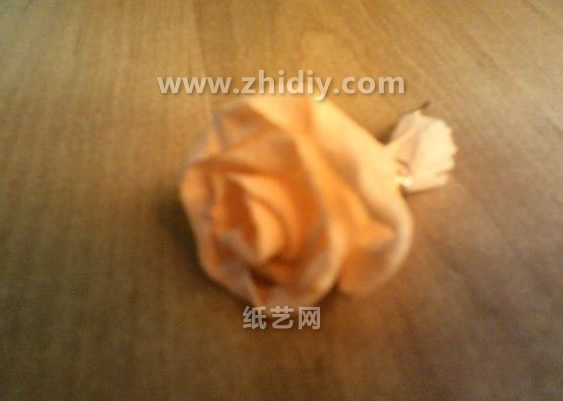 纸玫瑰花束的制作威廉希尔中国官网
同时也教给大家了简单的纸玫瑰花的制作威廉希尔中国官网
