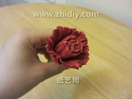 将纸艺花的艺术感从普通的折纸玫瑰干扰到康乃馨里面还是不错的