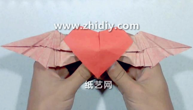 折纸大全视频威廉希尔中国官网
手把手教你制作情人节折纸翅膀心的折法威廉希尔中国官网
