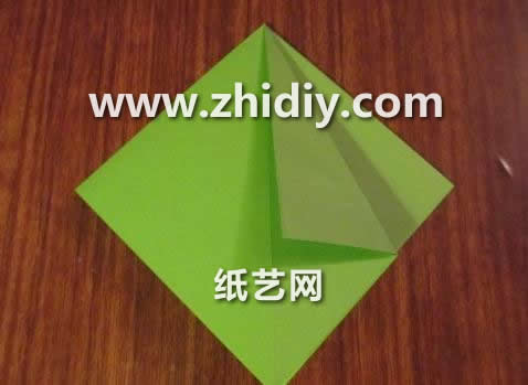 学习折纸圣诞树的基本折法威廉希尔中国官网
帮助你折叠出更加漂亮的圣诞树来