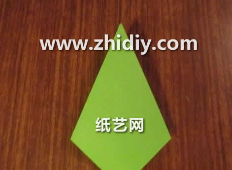 简单的组合折纸圣诞树制作威廉希尔中国官网
通过剪纸的方式进行表现
