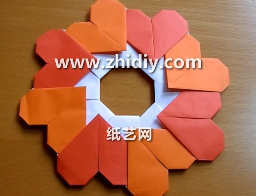 情人节折纸心花环的折法威廉希尔中国官网
教你制作最为漂亮的折纸心形花环结构