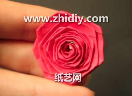 卷纸玫瑰花的基本折法威廉希尔中国官网
手把手教你制作精美的卷纸玫瑰花
