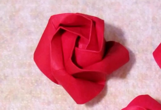 简化版川崎玫瑰花的折法视频威廉希尔中国官网
【折纸玫瑰花大全】