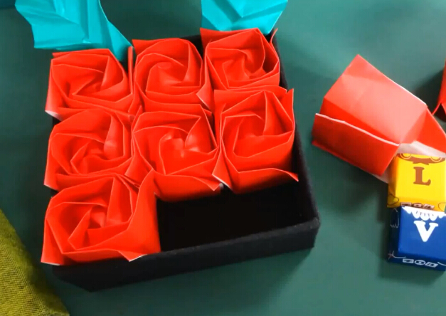 折纸玫瑰花的简单折法之礼盒装折纸玫瑰威廉希尔公司官网
折纸视频威廉希尔中国官网
