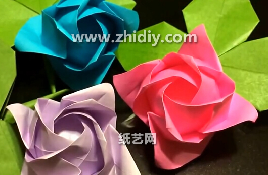 方形折纸玫瑰花折法威廉希尔中国官网
手把手教你折叠可爱的方形折纸玫瑰花