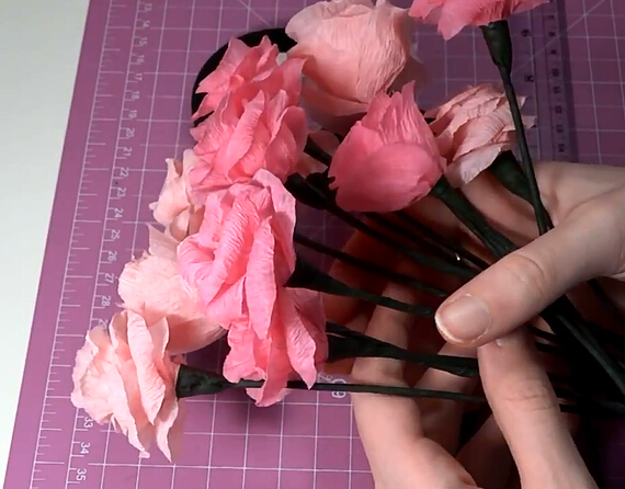 纸玫瑰威廉希尔公司官网
制作方法教你用皱纹纸制作纸玫瑰花