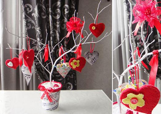 情人节挂满心形的橱窗装饰树的制作威廉希尔中国官网

