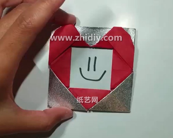 情人节简单折纸心相框的折法威廉希尔中国官网
教你学习如何制作情人节折纸相框