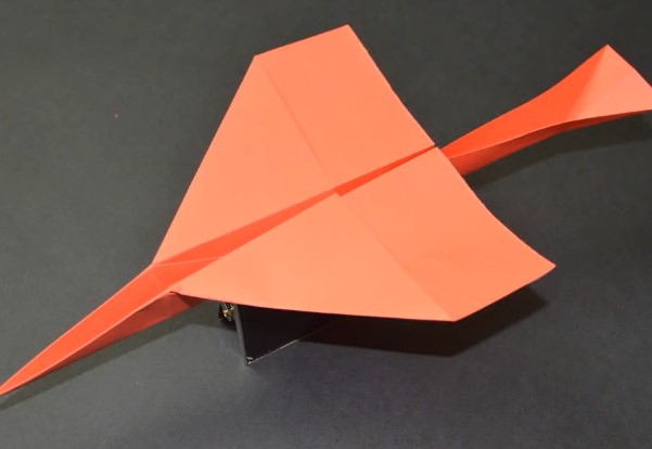 折纸飞机的折法威廉希尔中国官网
教你最新折纸滑翔机