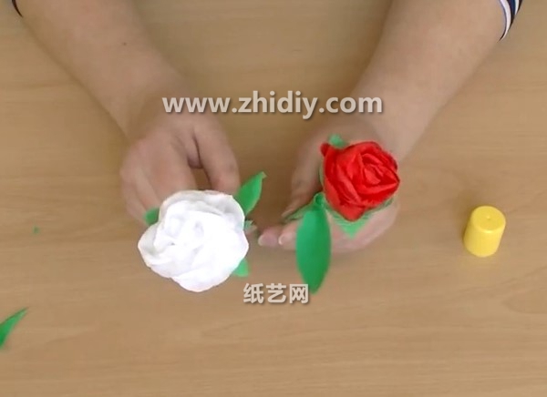 皱纹纸玫瑰花的简单制作方法威廉希尔中国官网
教你学习如何制作皱纹纸玫瑰花