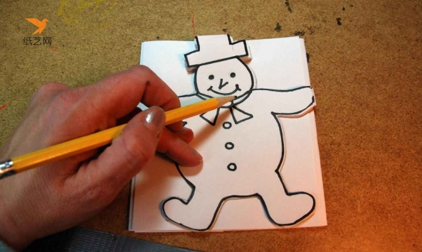 下面就可以把雪人画在最上面的一面啦画的时候要注意雪人的手臂要伸展到两边