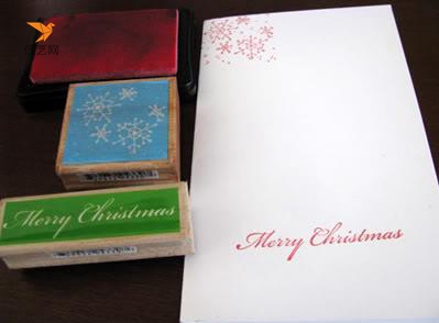 我们先用印章在贺卡纸上印上圣诞节快乐和漂亮的图案，如果没有印章，可以自己制作橡皮章