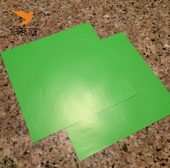 准备绿色的彩纸来制作花环主体的部分
