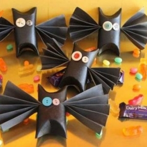 废物利用卫生纸筒制作可爱的万圣节蝙蝠装饰威廉希尔中国官网
