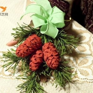 圣诞节仿真松果的皱纹纸制作威廉希尔中国官网
