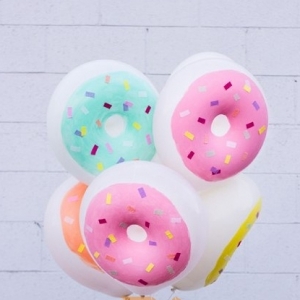 甜甜圈气球装饰的威廉希尔公司官网
制作威廉希尔中国官网
