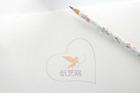 首先剪裁出水粉纸来，然后在上面用铅笔绘制一个心形结构，同时写上LOVE字母