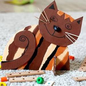纸板的废物利用制作可爱小猫咪儿童威廉希尔公司官网
小制作