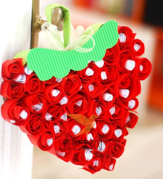 这就是一个心形的小草莓装饰啦，制作非常简单吧。