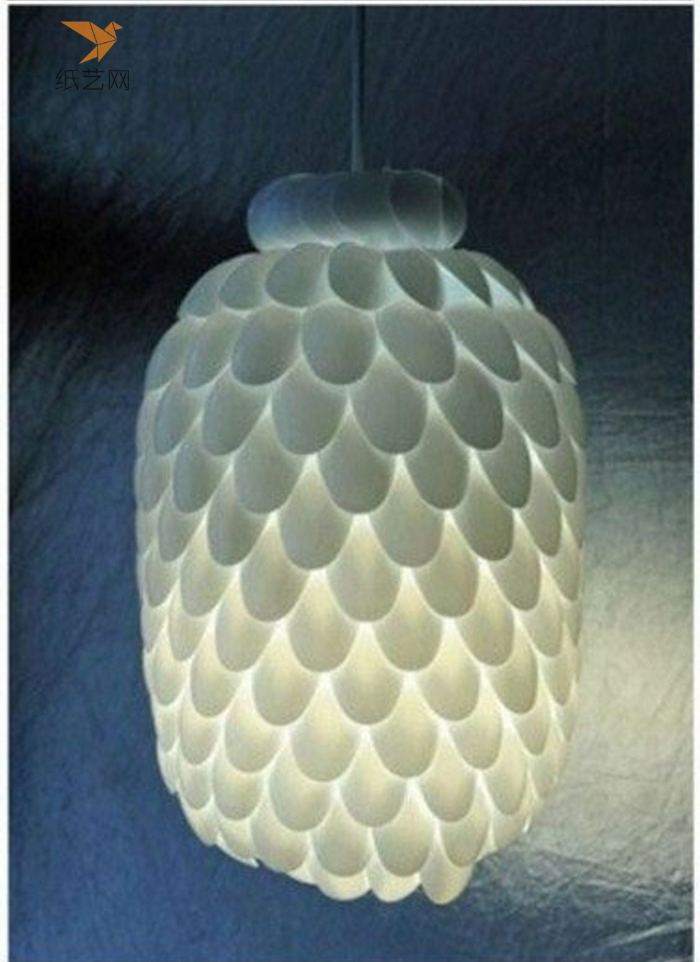 变废为宝威廉希尔中国官网
一次性塑料勺和大号矿泉水桶做成的花瓣菠萝型灯罩