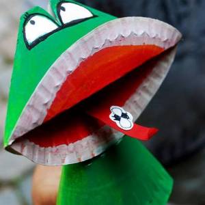 废物利用一次性餐具制作可爱小青蛙威廉希尔中国官网
