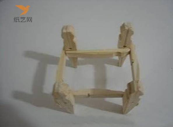 变废为宝威廉希尔中国官网
不用的木夹子做成的玩偶小木椅