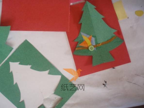 把绿色的圣诞树可以贴到红色的纸张上面