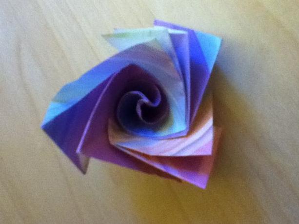 简单折纸玫瑰花情人节礼物制作威廉希尔中国官网
