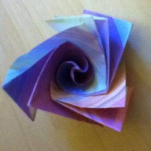 简单折纸玫瑰花情人节礼物制作威廉希尔中国官网
