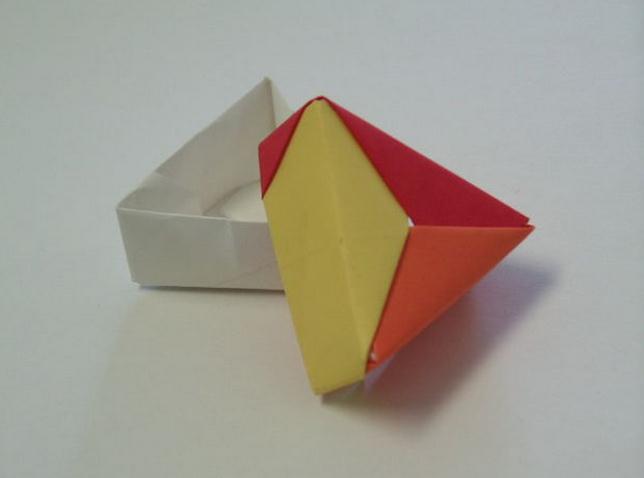 威廉希尔公司官网
制作三角形折纸盒子礼物包装盒制作威廉希尔中国官网
