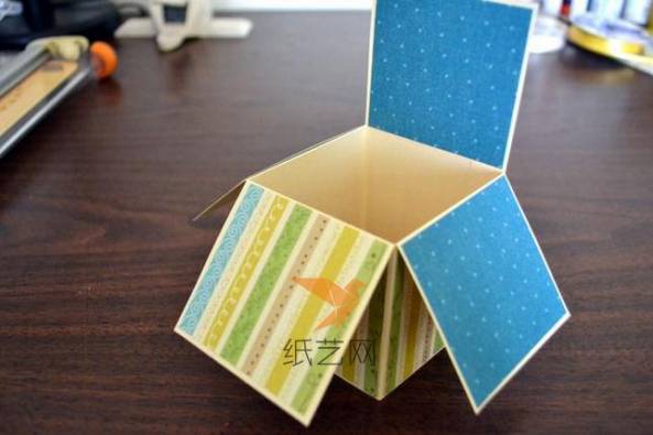 先用卡纸做好威廉希尔中国官网
中的盒子，然后用漂亮的装饰彩纸把几个面都贴上装饰好