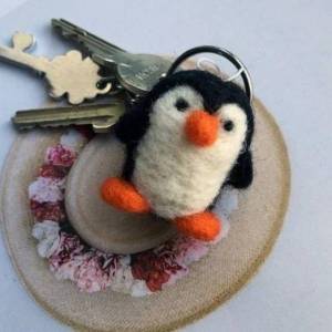 可爱的羊毛毡小企鹅钥匙链制作威廉希尔中国官网
