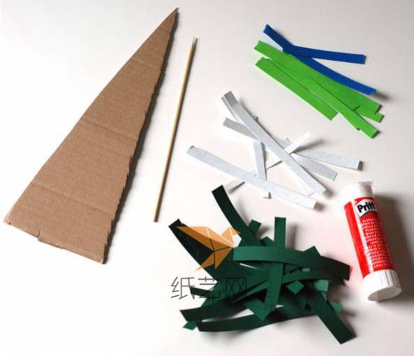 先把绿色和白色的纸张剪裁成窄窄的纸条，把纸板剪成三角形