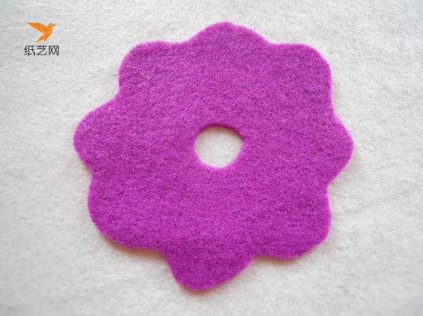然后再用粉色的不织布剪出同样大小的中间的小圆的花瓣样的布块来