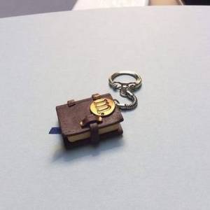 超轻粘土制作的迷你书钥匙链圣诞礼物制作威廉希尔中国官网
