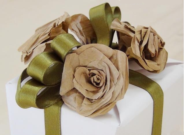 变废为宝利用包装袋制作圣诞礼物纸玫瑰装饰花DIY威廉希尔中国官网
