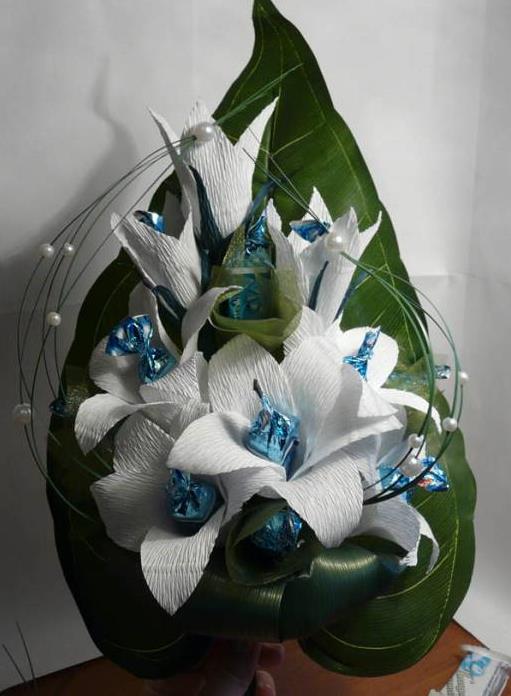 漂亮的皱纹纸制作花朵巧克力情人节礼物制作威廉希尔中国官网
