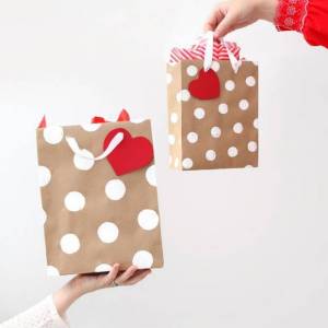 怎样制作漂亮的圣诞礼物包装手提袋威廉希尔中国官网
