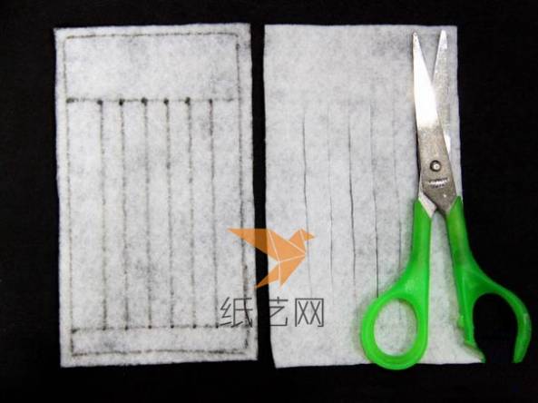 先在不织布上面画出编织位置的区域来，然后用剪刀剪开