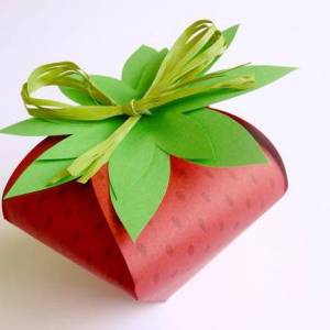 可爱的小草莓样子的圣诞礼物包装制作威廉希尔中国官网
