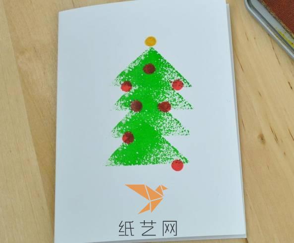 用黄色的印泥印到圣诞树的树顶