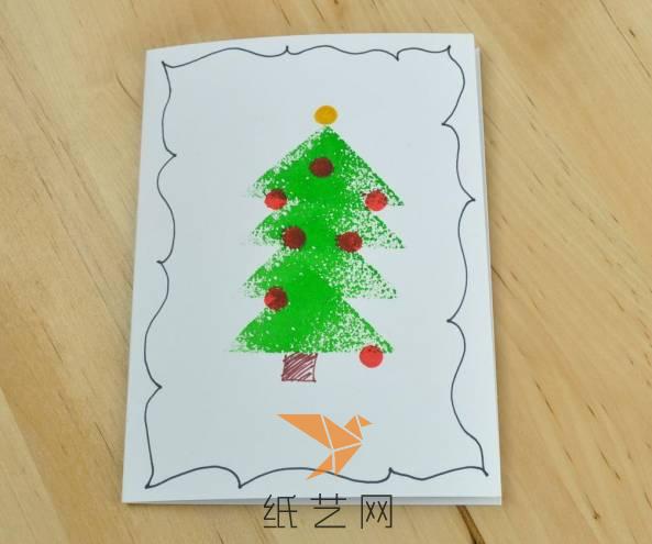 画好圣诞树下面的树干，然后用笔在贺卡封面的边上画上威廉希尔中国官网
中类似的这种线