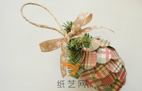简单可爱的圣诞节小松果挂饰制作威廉希尔中国官网
