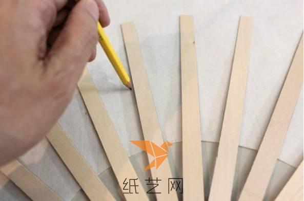 摆好木条的位置之后，用铅笔在每一个木条的位置都做好记号